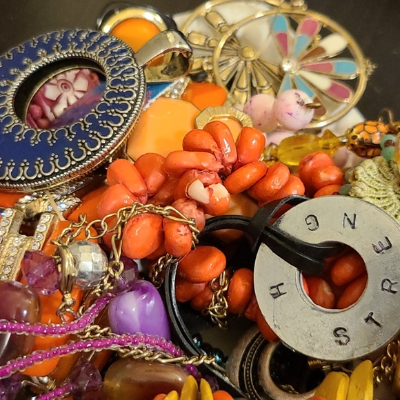 2 pounds of colorful beaded jewelry and more! - Picture 5 of 6